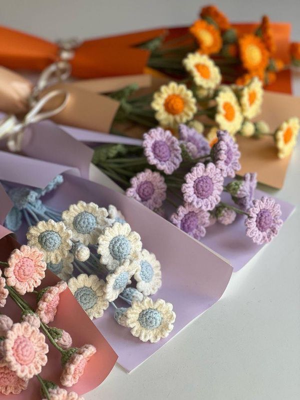 Crochet daisy bouquets wrapped in paper